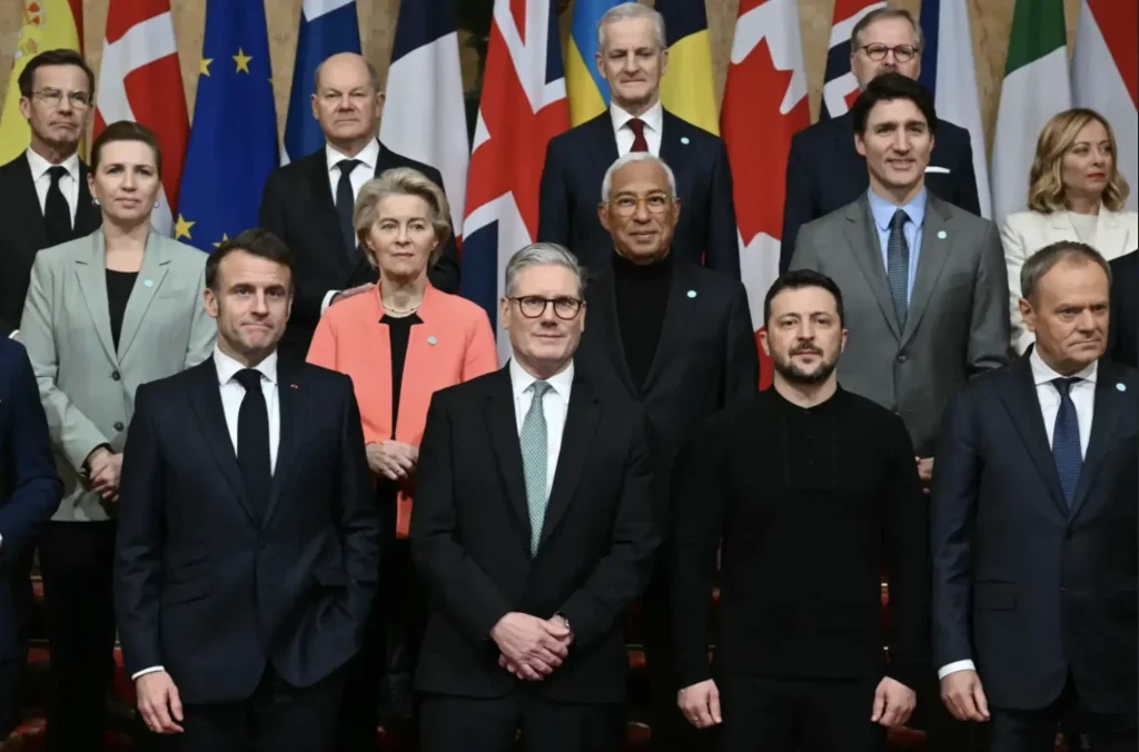 Foto oficial da cimeira de líderes Europeus e da NATO em Londres  em que António Costa adota a comunicação não verbal, usando um blazer, mas sem as habituais camisa e gravata. 