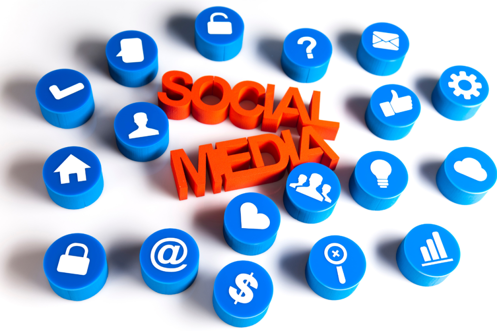 Crescimento orgânico nas redes sociais. Imagem com a frase "social media" rodeada de diversos ícones representando likesm pessoas, pesquisas, mail, gráficos de crescimento, @, $, home, configurações, chat, etc.