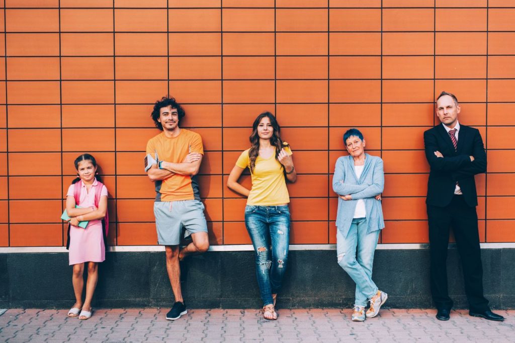5 pessoas, cada uma simbolizando a sua geração (alfa, Z, Millennial, X, Boomer) e respetivas mudança nos hábitos de pesquisa.