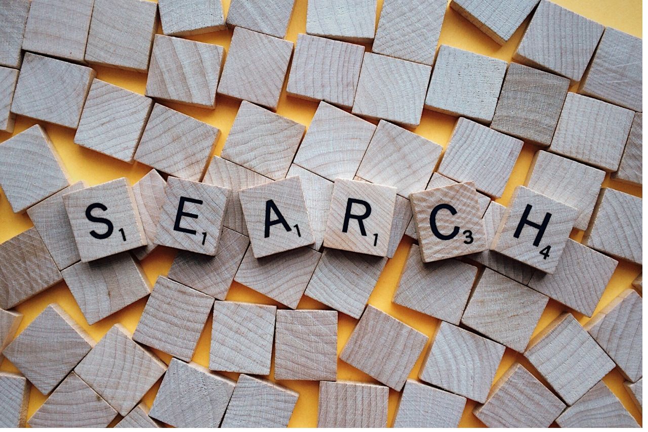 Peças de scrabble, formando a palavra "search"